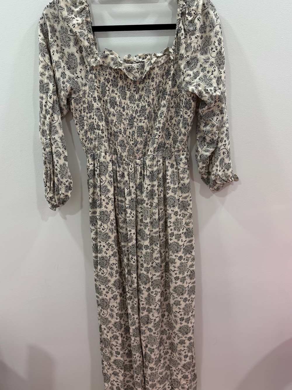 AMERICAN EAGLE WOMEN BEIGE FLORAL SMOCKED PUFF-SLEEVE JUMPSUIT - Picture 4 of 13